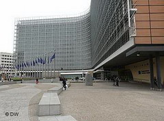 чиновники евросоюза требуют повышения зарплат